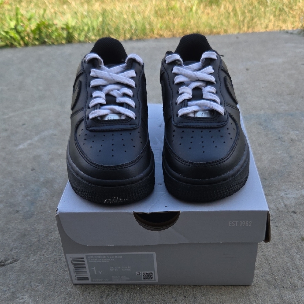Nike Air Force 1 LE Black Sneakers With White Laces - Picture 1 of 7